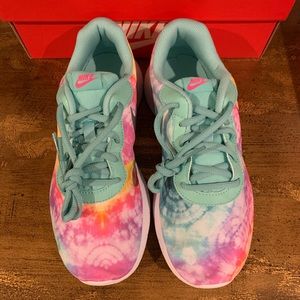 Big Girls size 6y Nike Tanjun Print tennis shoe